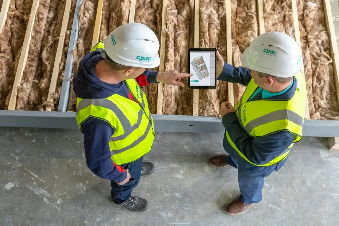 Bauleitung bespricht Pläne auf der Baustelle